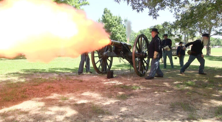 POSTshiloh_national_park_living_historians_fire_cannon